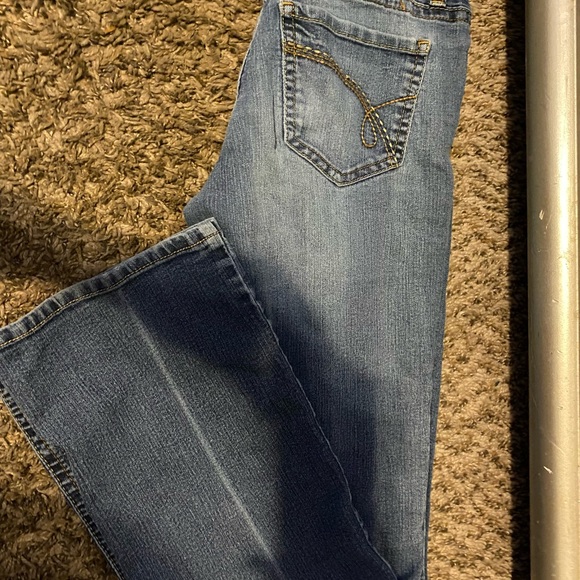 No boundaries size 5 flared at the bottom jeans - Picture 3 of 3